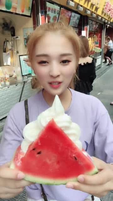 网红小姐姐吃红瓜,甜蜜滋味引网友热议